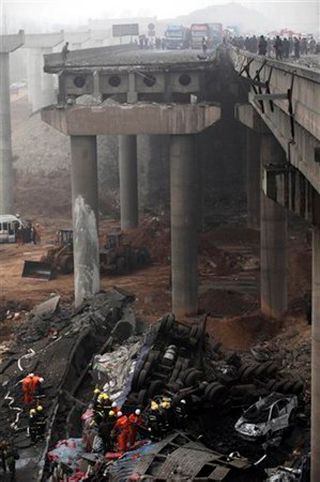 Illustration for article titled Fireworks Truck Explodes, Takes Out Massive Bridge in Most Festive Tragedy Ever